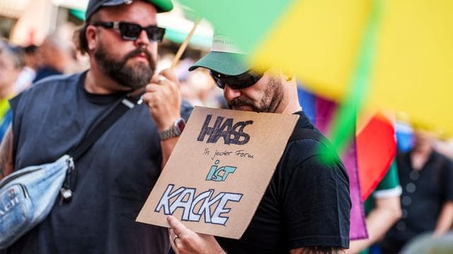 Demonstration: Mahnwache in Frankfurt nach Angriff auf Berliner CSD