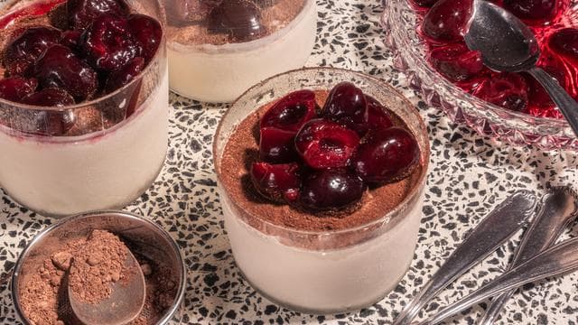Joghurt-Semifreddo mit Amaretto-Kirschen: Im Sommer darf es schneller gehen
