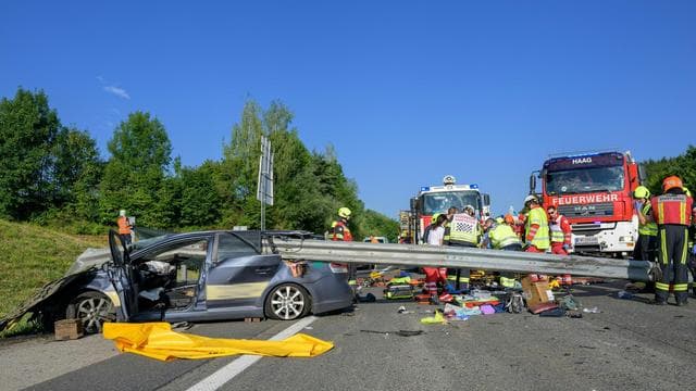Schwerer Unfall: Leitplanke durchbohrt Auto: drittes deutsche Opfer stirbt
