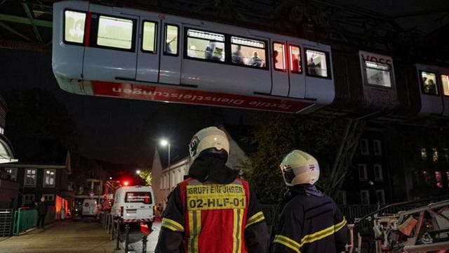 Ungeplanter Halt: Stromausfall stoppt Schwebebahn - Feuerwehr rettet Fahrgäste