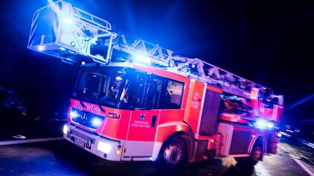 Nächtlicher Einsatz: Elektroauto brennt – Feuerwehr rettet Familie mit Drehleiter