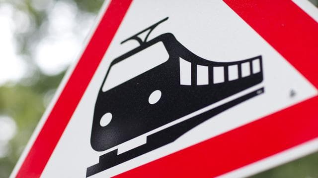 Unfälle: An Bahnübergang: Radfahrer stirbt bei Zusammenstoß mit Zug