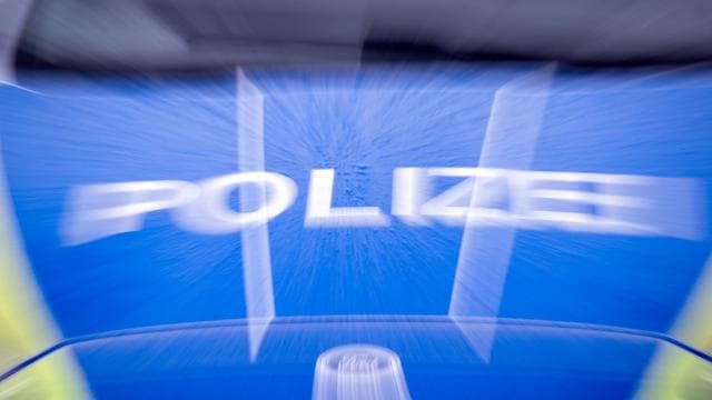 Unfälle: Auto prallt gegen zwei Bäume - drei Frauen verletzt