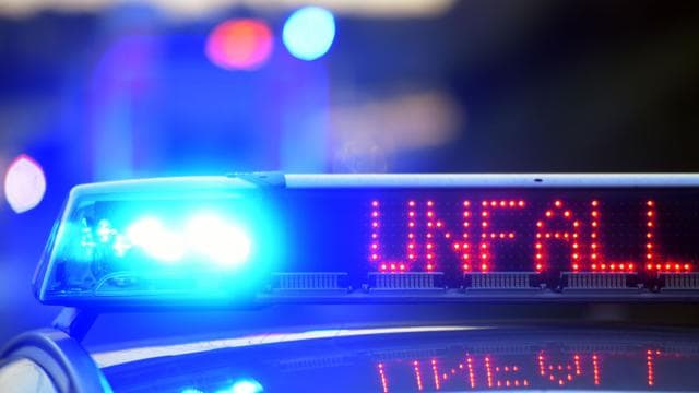 Vollsperrung: Umgekippter Sattelzug auf A93 - kilometerlanger Stau