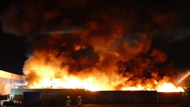 Brände: Kunststoffmüll in Swisttal in Flammen - Warnung an Anwohner