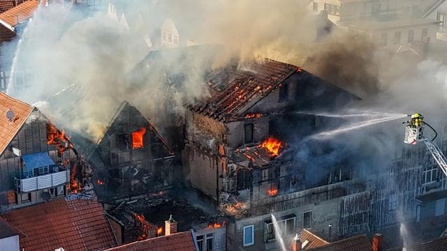 Einsatz läuft: Brand am Marktplatz in Lauterbach - mehrere Häuser betroffen