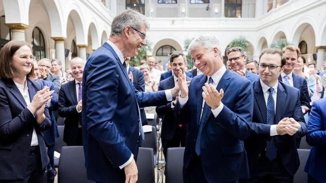 Wechsel im Amt: Schnieder verzichtet bei Abschied auf Kritik an Merz