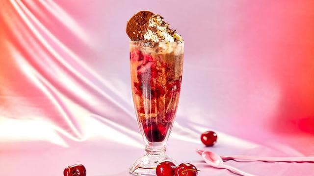 Schokoeisbecher mit Balsamico-Kirschen: Balsam(ico) für die Seele