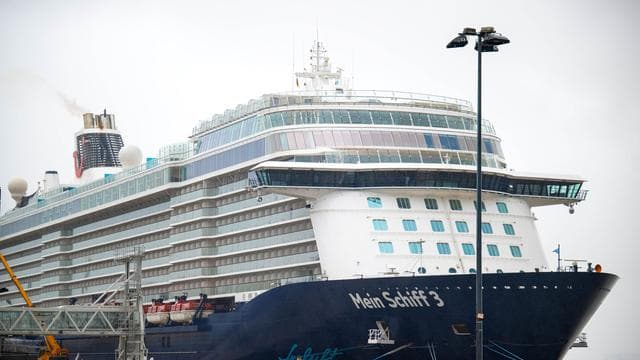 Unfall: Kreuzfahrtschiff stößt mit Containerschiff zusammen