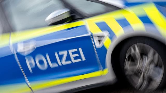 Unfälle: Paketauto rollt gegen Auto und Haus