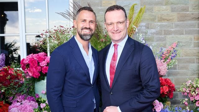 «Schockverliebt»: Jens Spahn im Babyglück - mit Hilfe einer Leihmutter