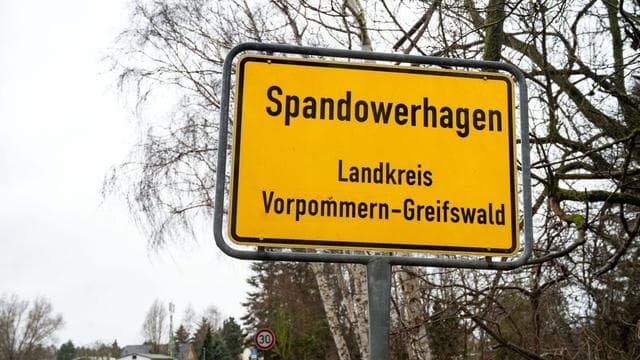 Unfälle: Bagger stürzt bei Uferarbeiten ins Wasser – Fahrer verletzt