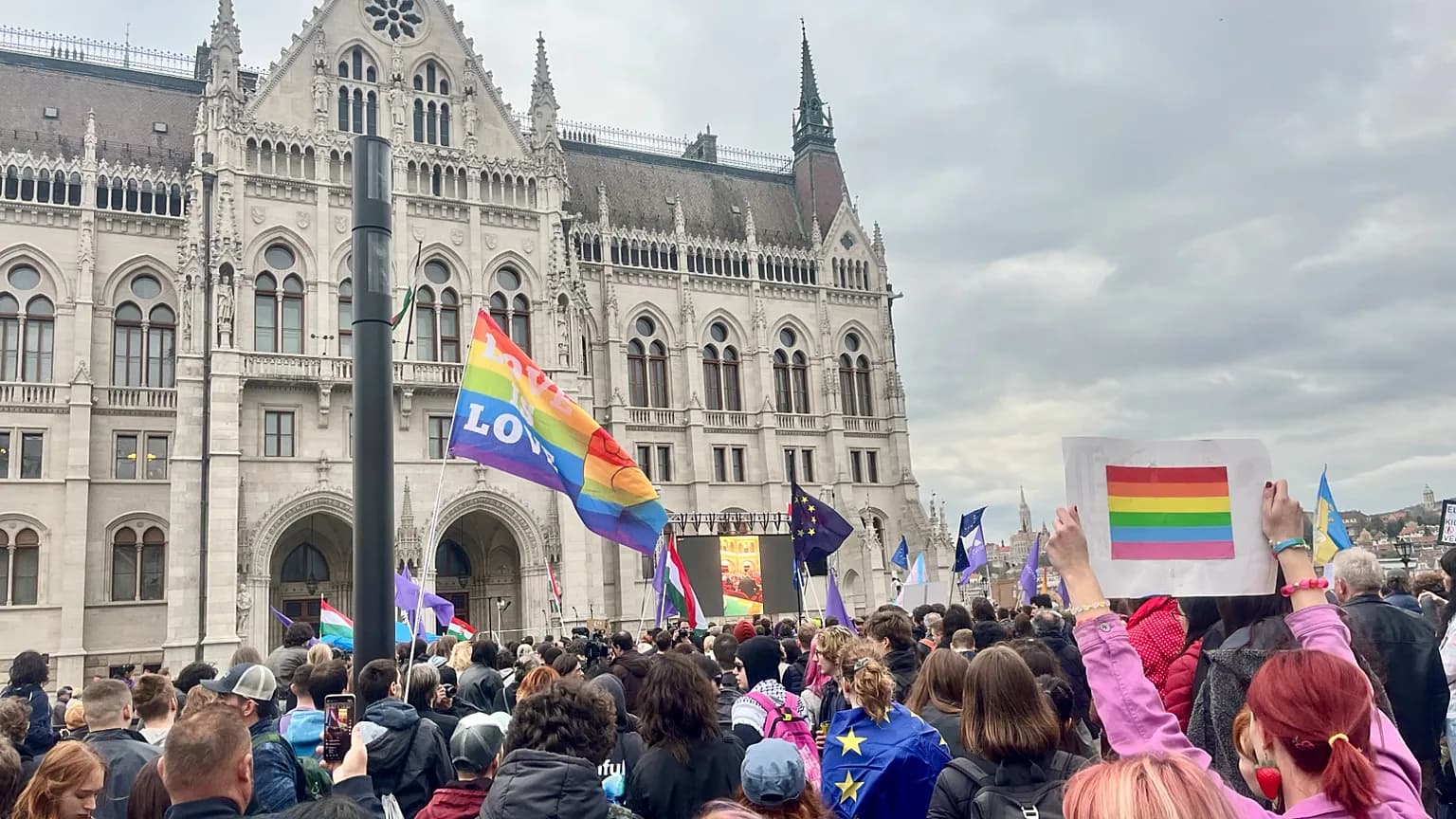 Ungarn: Wendepunkt bei LGBTQ+-Rechten – Parlament hebt Orbáns Beschränkungen auf, Brüssel gibt 4,2 Milliarden frei