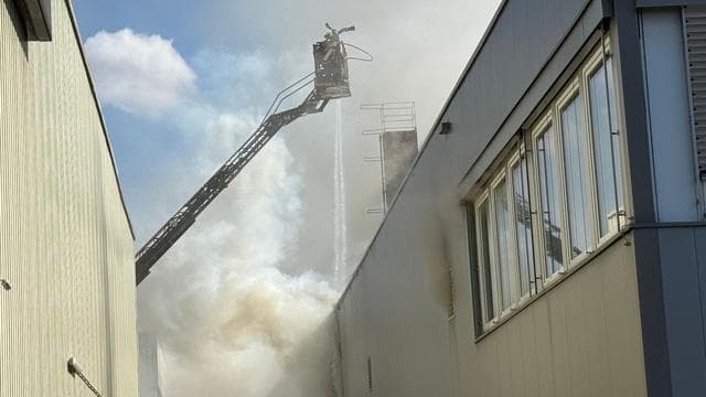 Brände: Brand in Lagerhalle in Kriftel unter Kontrolle