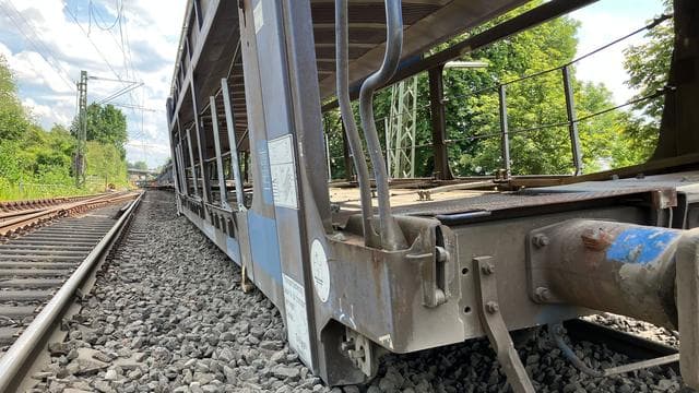 Zugverkehr: Güterzug entgleist – Bahnstrecke bleibt bis August gesperrt
