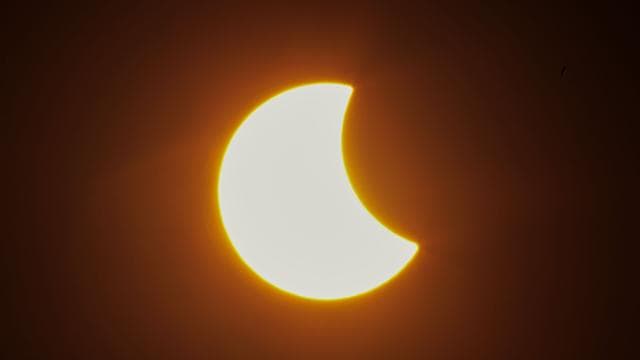 Partielle Sonnenfinsternis: Am Mittag schiebt sich der Mond ein Stück vor die Sonne
