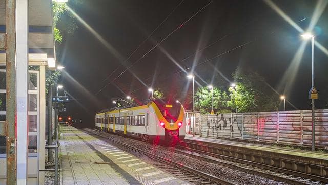 Bahnmitarbeiter verletzt: Sturz aus Zug: Was wir wissen und was wir nicht wissen