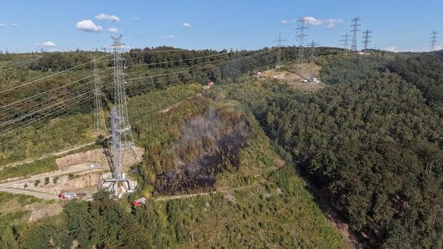 Arbeiter von Feuer überrascht: Waldbrand in Iserlohn - Feuerwehr rettet Leitungsmonteure