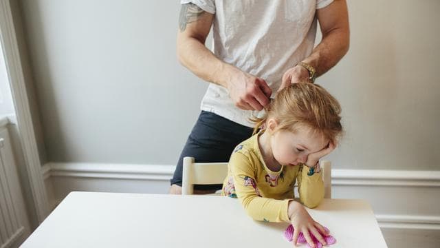Bertelsmann-Studie: Väter nehmen weiterhin deutlich weniger Elternzeit als Frauen