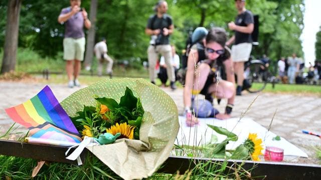 Angriff am Rande des CSD: Blumen, Trauer und Tränen nach Angriff am Rande des CSD