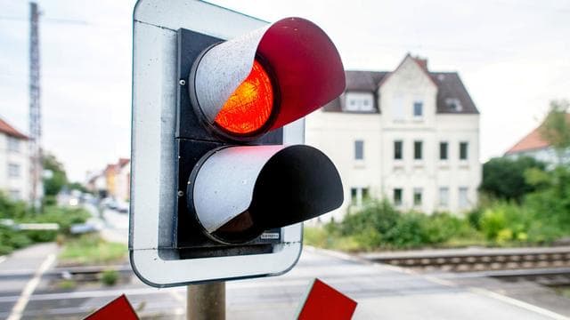 Mutter tödlich verletzt: Zug erfasst Frau mit Kinderwagen