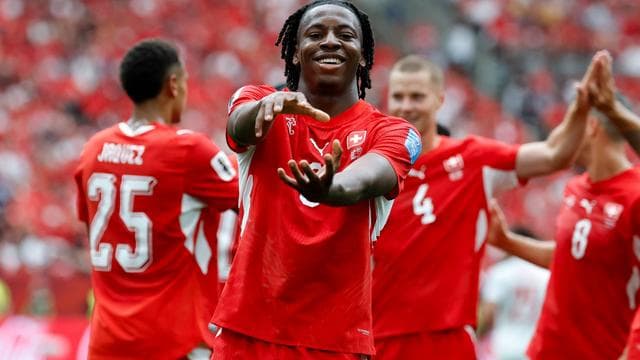 Fußball: Rekord-Transfer: Freiburg gibt Manzambi an Aston Villa ab