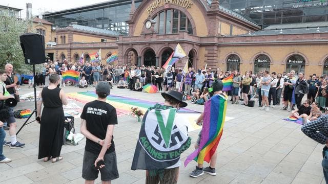 Tödlicher Angriff bei CSD: Nach Angriff beim CSD: Mahnwache in Erfurt für Opfer