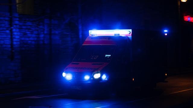 Gegen Baum gekracht: Vier Jugendliche bei Unfall schwer verletzt