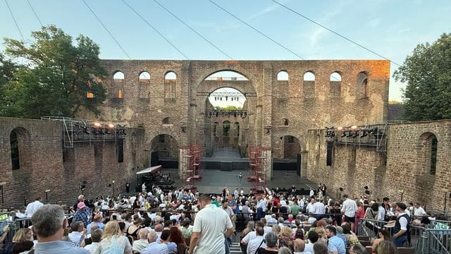 Festspiele: Vorhang auf, Hitze an - Und das Publikum kommt