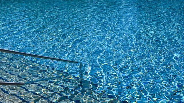NS-Symbolik: Hakenkreuz-Tattoo: Therme will in Zukunft Anzeige erstatten