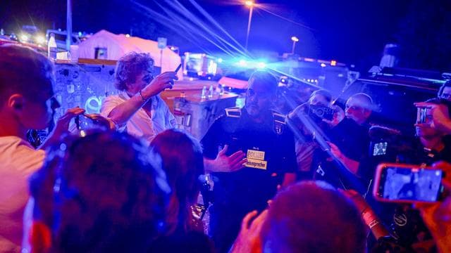 Rettungseinsatz: Polizei: Unterschiedliche Zeugenaussagen zur Täteranzahl