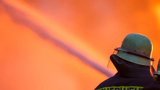 Brand am Maschener Kreuz: Brennender Kakaobohnen-Laster auf A1 - Sperrung bis Samstag