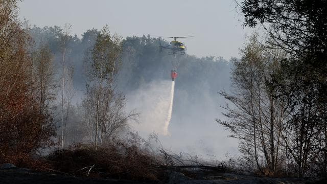 Brände: Feuer schwelt noch in Meuselwitz - Löschhubschrauber-Einsatz
