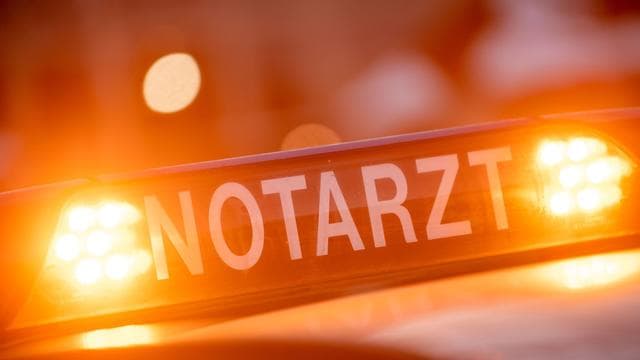 Lebensgefährlich verletzt: Fußgänger läuft über A60 und wird von Lkw erfasst
