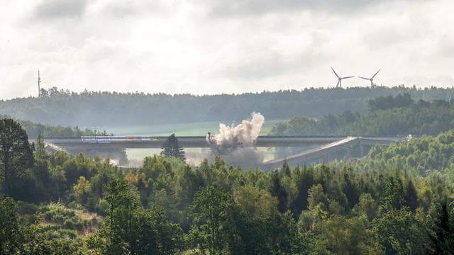 Talbrücke Ottfingen: Marode Talbrücke an der A45 im Sauerland im zweiten Anlauf gesprengt