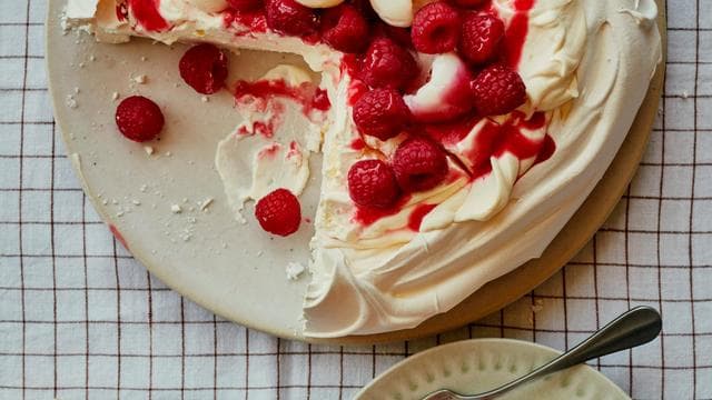 Pawlowa mit Himbeeren, Litschis und Holunderblütencreme : Luftigleckerleicht