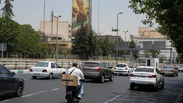 Iran-Krieg: Flugabwehrfeuer in Teheran - Angriffe auf US-Stützpunkte