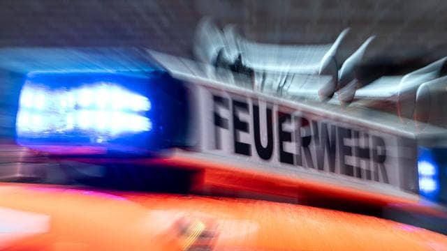 Großeinsatz der Feuerwehr: Lagerhalle in Vollbrand - Baukran vor Einsturz