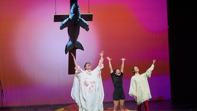 Theaterstück zu Buckelwal: Timmy starb für unsere Sünden