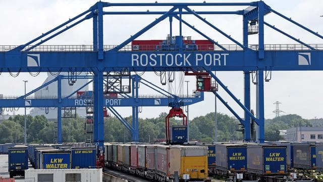 Hafenwirtschaft: Rostocker Überseehafen meldet erneut Umschlagrekord