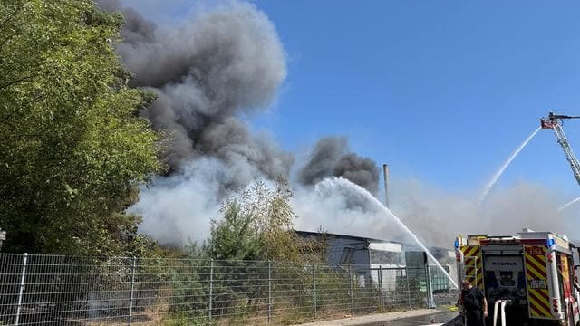 Großbrand: Industriehalle mit Spraydosen in Flammen - drei Verletzte