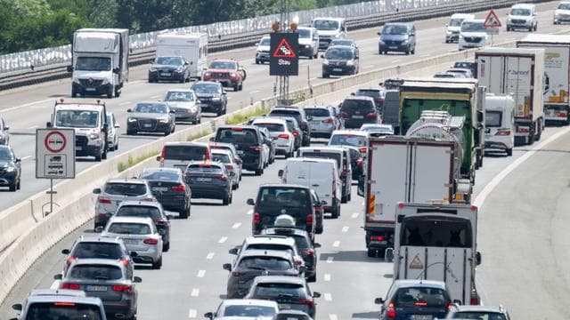Staugefahr auf Autobahn: Herbstferien: ADAC warnt vor Staus Richtung Süden