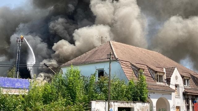 Brände: Brand auf ehemaligem Schlachthofgelände – Einsatz dauert an