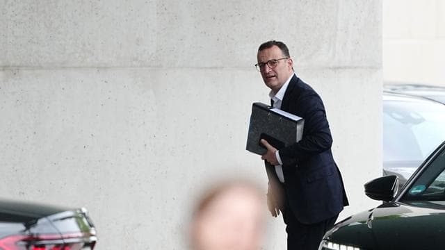Jens Spahn: Kritik an Jens Spahn hält nach Familienzuwachs durch Leihmutter an