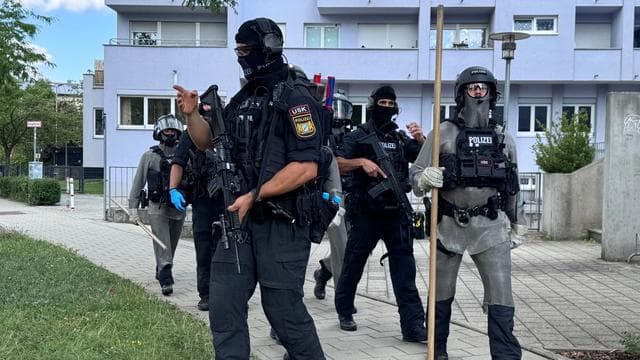 Gewaltkriminalität: Tödliche Attacke in Bank - Spezialkräfte fassen Angreifer