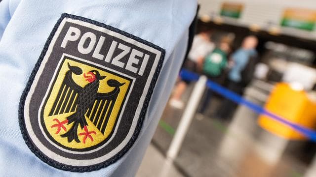 Einsatz am Flughafen: Mutmaßliche Diebin am Flughafen dank Gepäcktracker gefasst