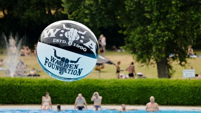 Heavy-Metal-Festival: Hitze bei Wacken Open Air - Metalfans im Freibad