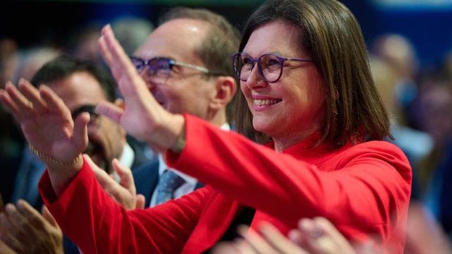 CSU-Parteitag: Küsschen für Aigner – aber keine Antwort auf die P-Frage