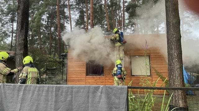 Brand in Wohnsiedlung: Hund stirbt bei Feuer in Bungalow