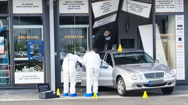 Großfahndung: Diebe rammen mit Auto Juweliergeschäft und flüchten